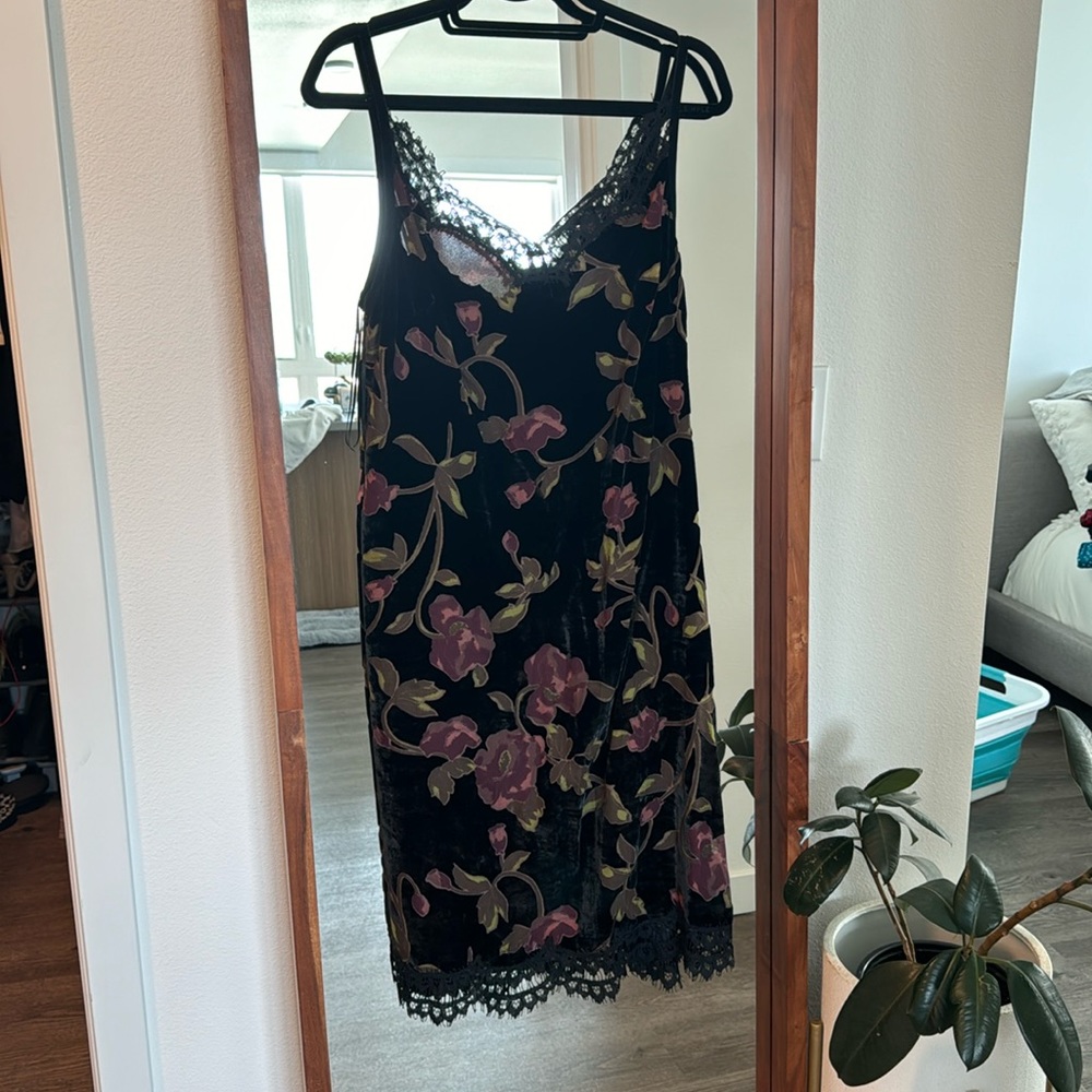 Max Studio velvet black with burgundy flower dress. Size M